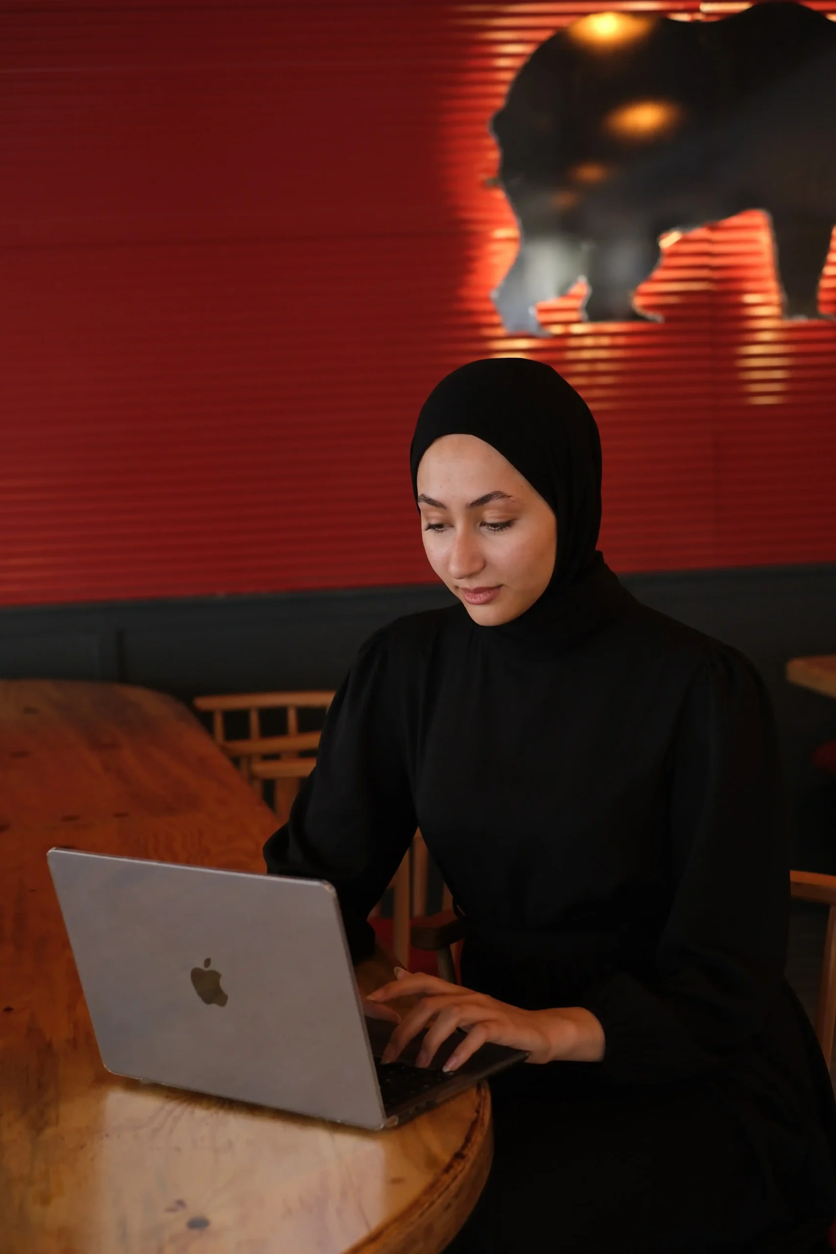 Femme hijab ordinateur travail